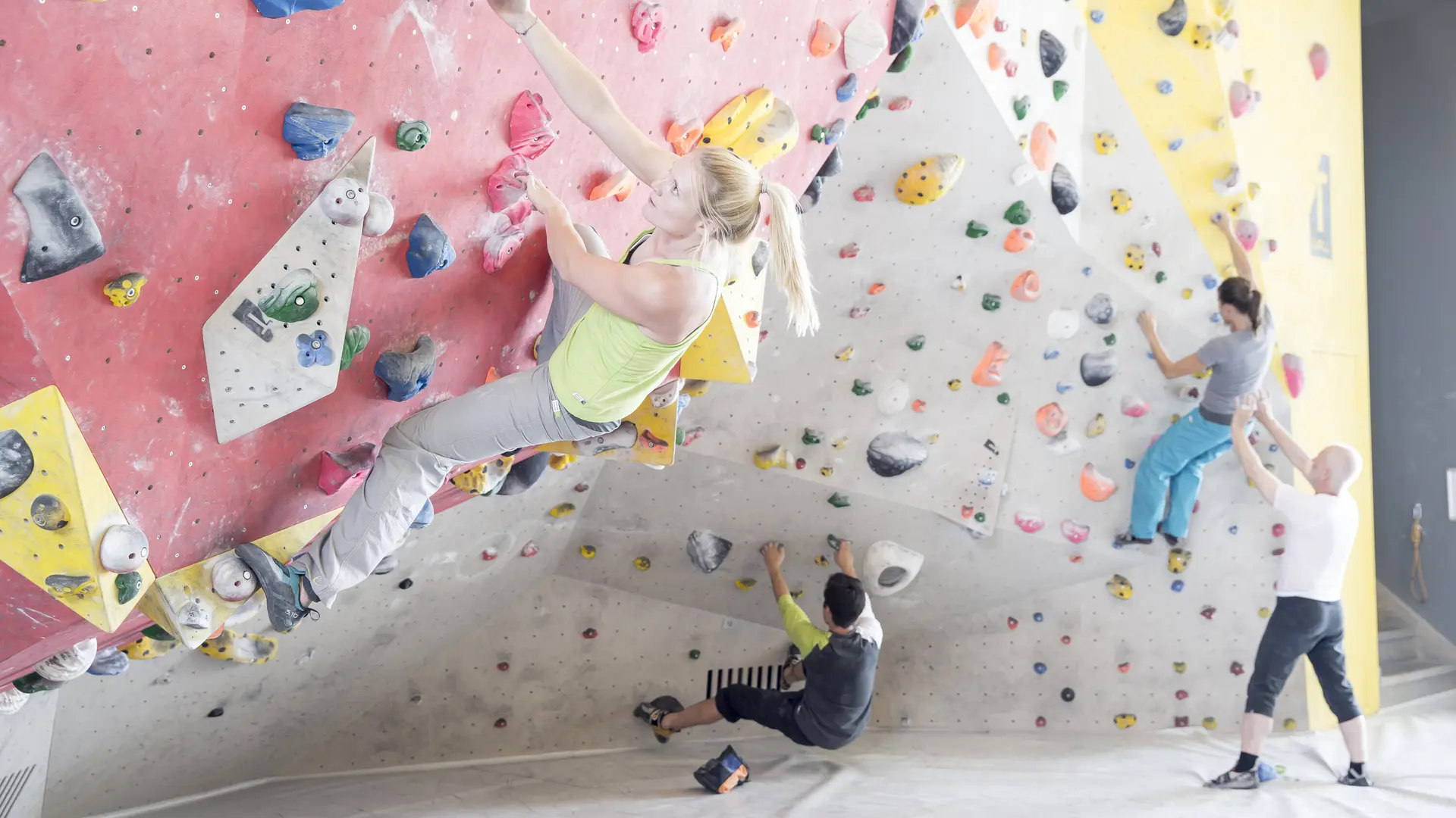 Mehrere Personen beim Bouldern in einer Boulderhalle des DAV | © DAV/ Hansi Heckmair