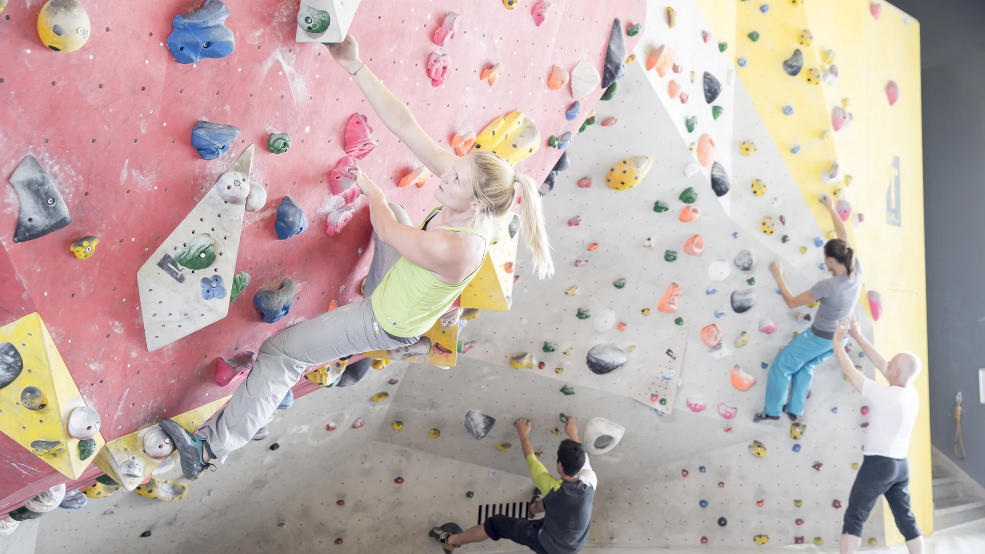 Mehrere Personen beim Bouldern in einer Boulderhalle des DAV | © DAV/ Hansi Heckmair