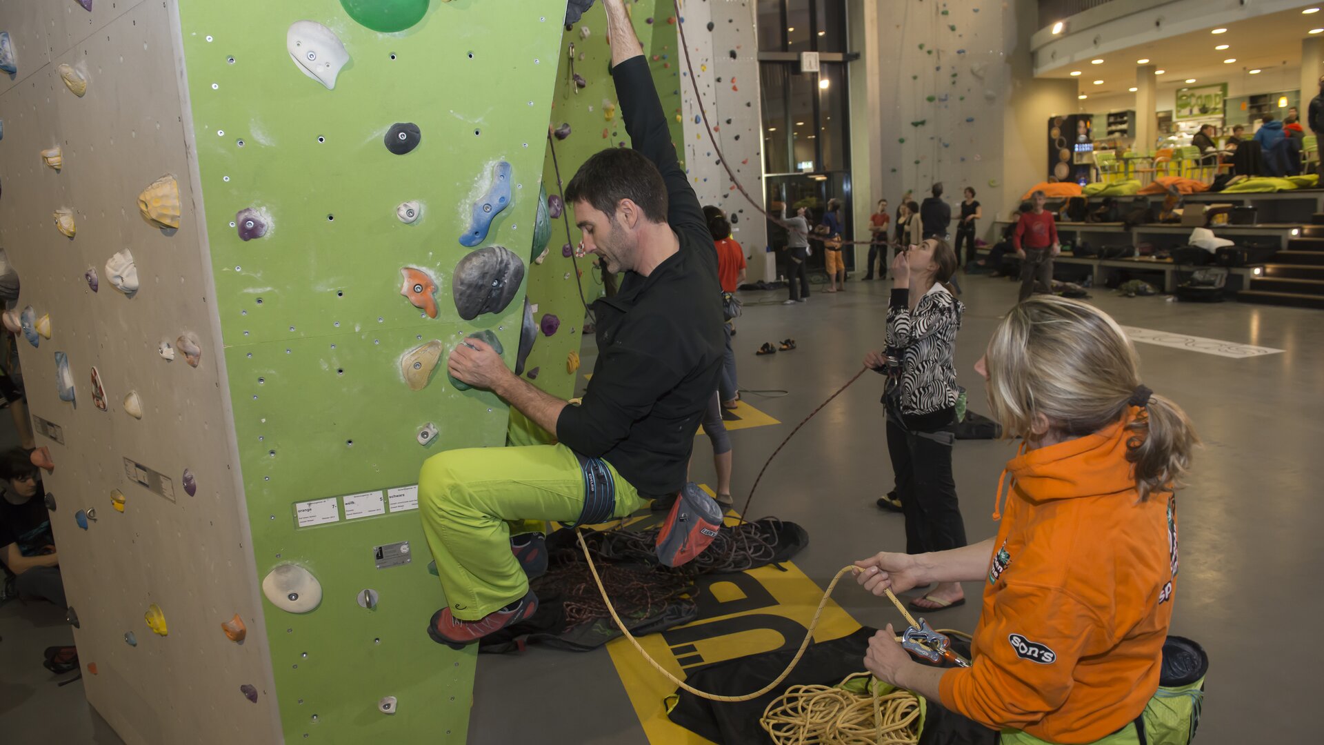 Kletterhalle Ulm | © DAV/Thilo Brunner Ein Kletterpaar beim Klettern und Sichern in einer Kletterhalle | © DAV/Thilo Brunner