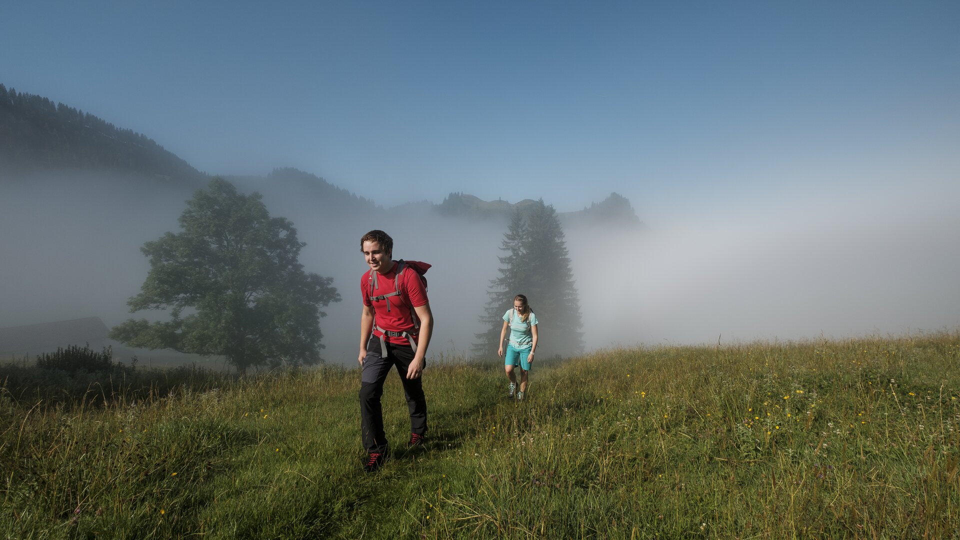Gemeinsame Wanderung im Chiemgau | © DAV/Hans Herbig Zwei Personen wandern im Chiemgau. | © DAV/Hans Herbig