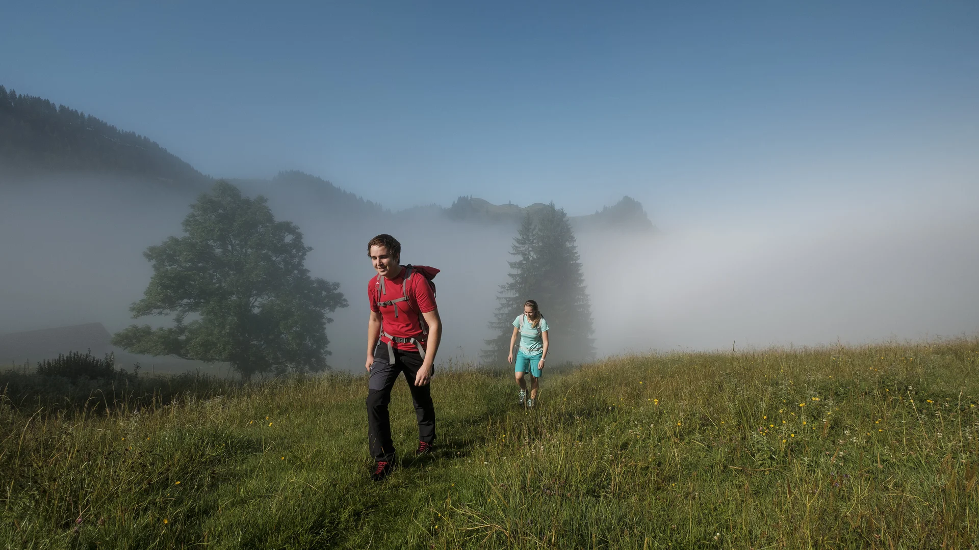 Gemeinsame Wanderung im Chiemgau | © DAV/Hans Herbig Zwei Personen wandern im Chiemgau. | © DAV/Hans Herbig