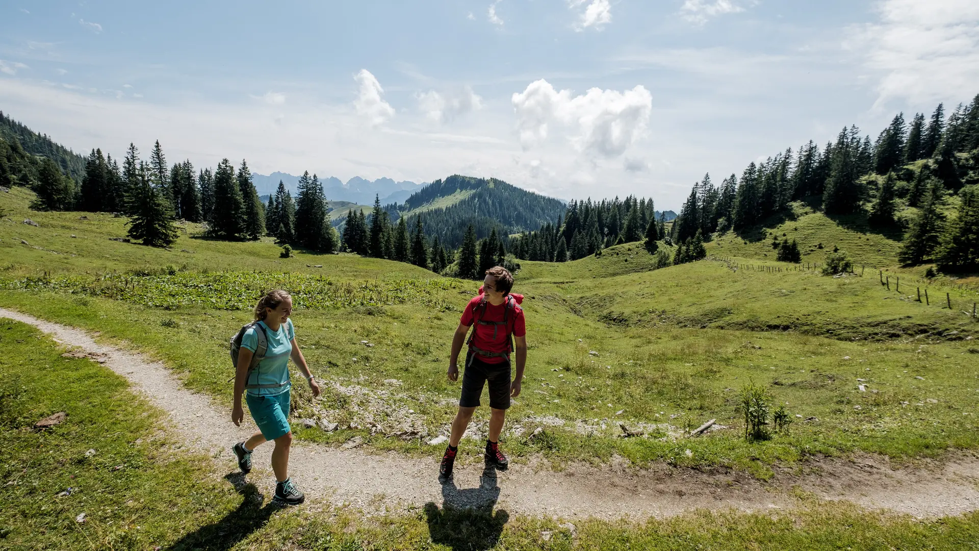 Zwei Wanderer auf einem Bergpfad in den Chiemgauer Alpen | © DAV/Hans Herbig