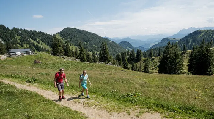 Zwei Wanderer auf einem Bergpfad in den Chiemgauer Alpen | © DAV/Hans Herbig