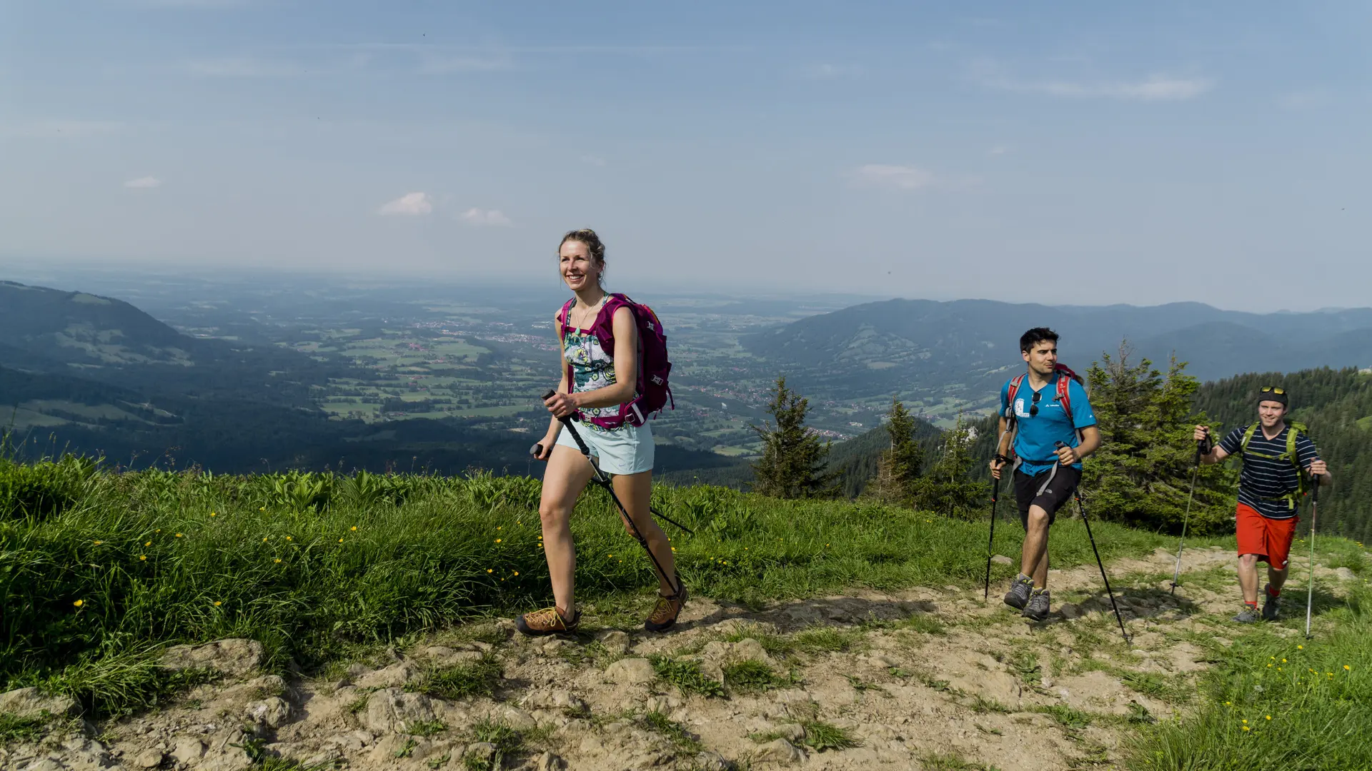 Drei Wanderer auf den grünen Berghängen der Chiemgauer Alpen | © DAV/Hans Herbig