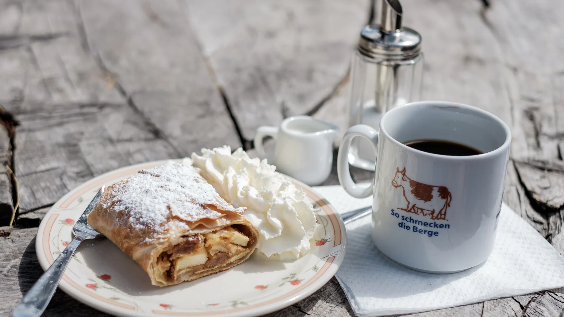 Apfelstrudel und Kaffee | © DAV/Hans Herbig Brotzeit auf der Hütte: Apfelstrudel und Kaffee | © DAV/Hans Herbig