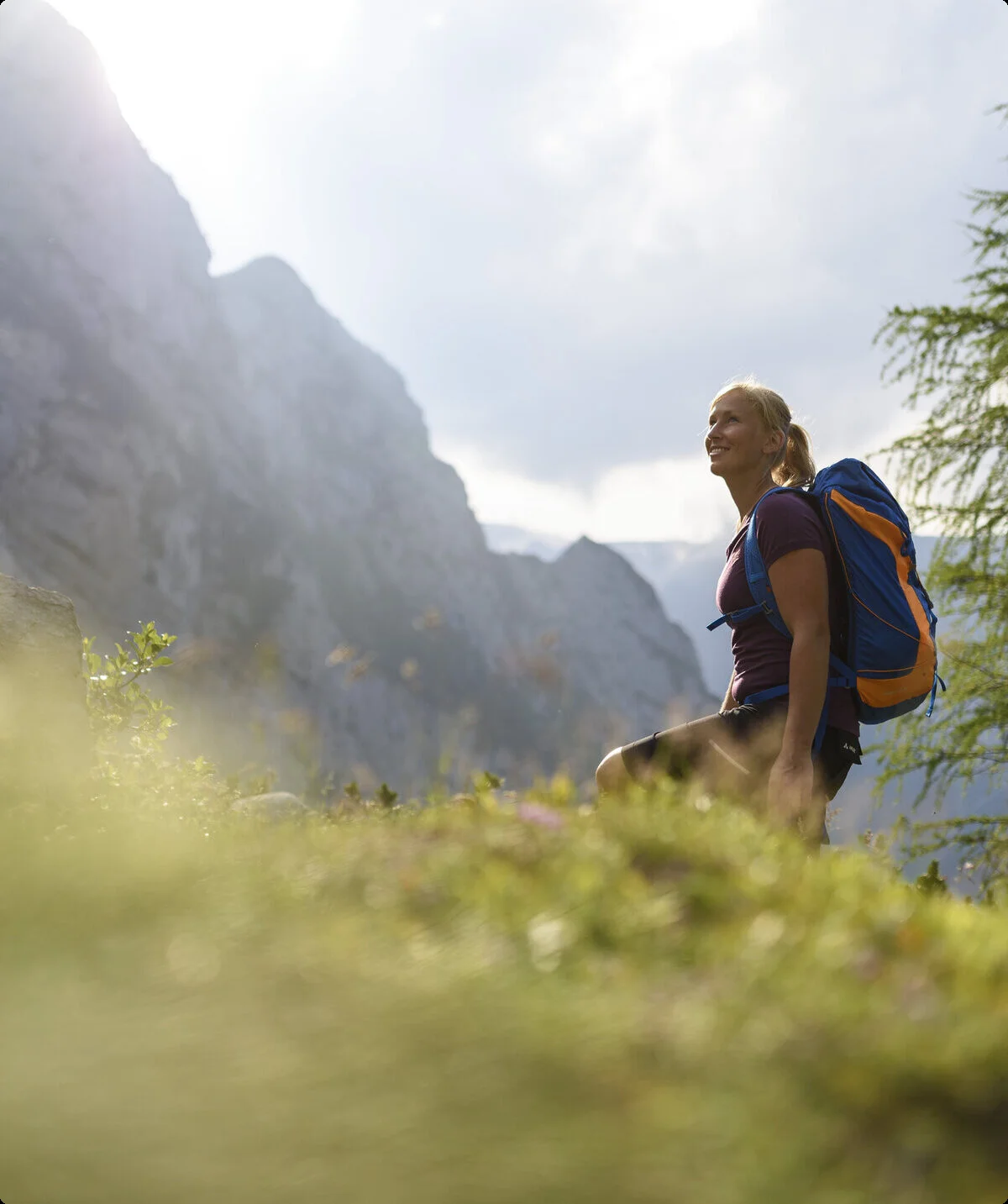 Wanderer im Frühling auf einer feuchten Bergwiese | © DAV/Wolfgang Ehn