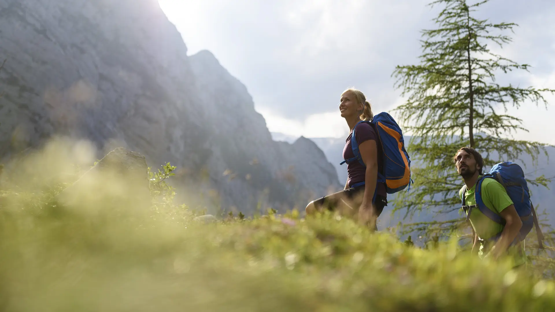 Wanderer im Frühling auf einer feuchten Bergwiese | © DAV/Wolfgang Ehn