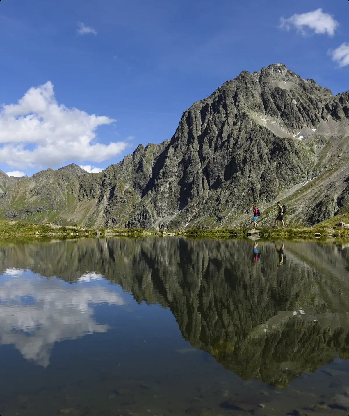 Wandern an einem Bergsee | © DAV/Wolfgang Ehn
