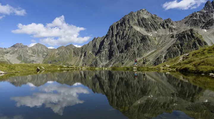 Wandern an einem Bergsee | © DAV/Wolfgang Ehn