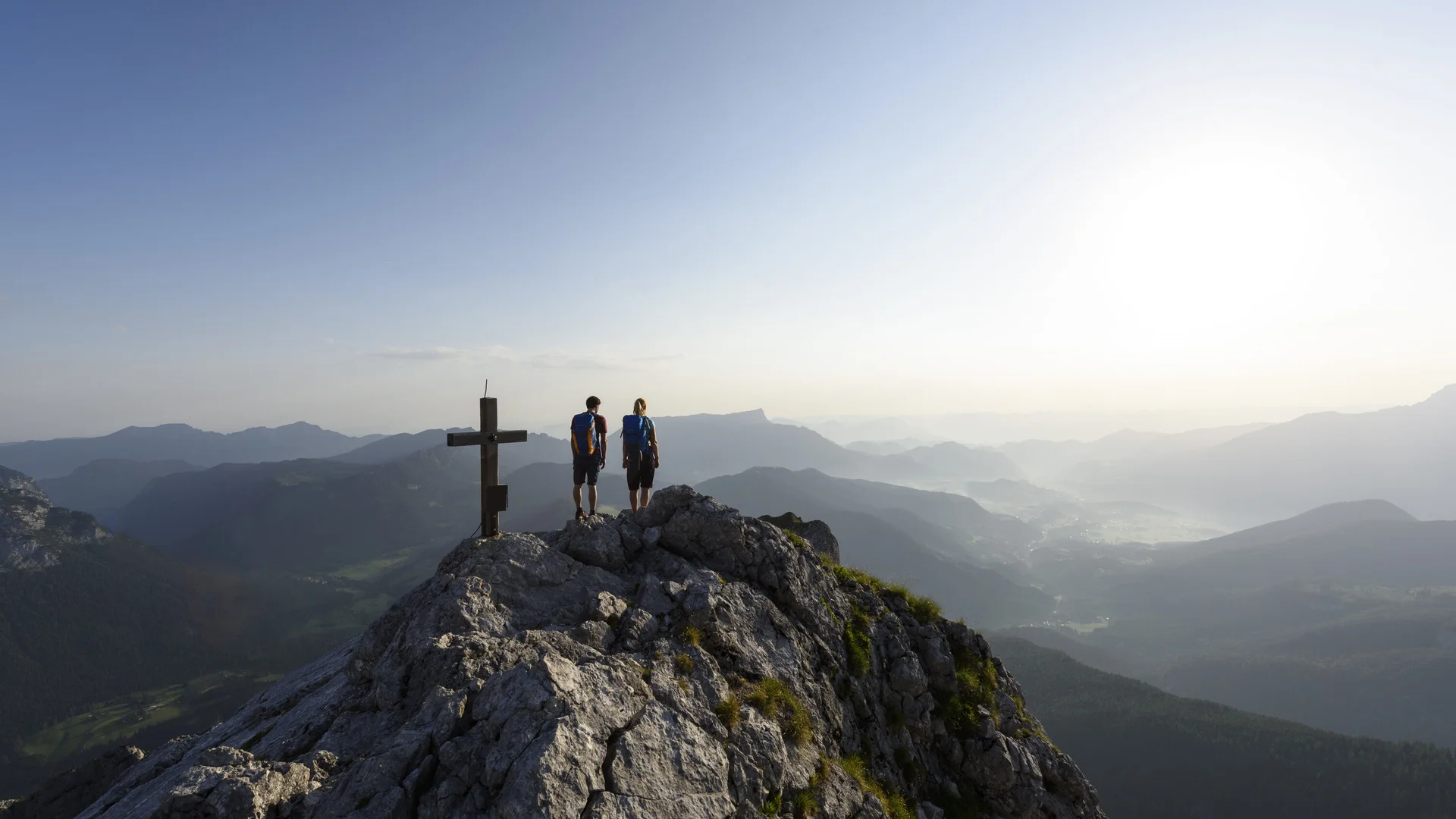 Auf dem Gipfel: Zwei Wanderer aus der Ferne auf eine Berggipfel | © DAV/Wolfgang Ehn