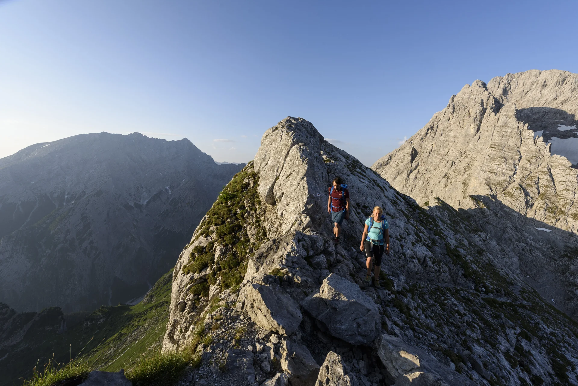 Zwei Wanderer aus der Ferne auf eine Berggipfel | © DAV/Wolfgang Ehn
