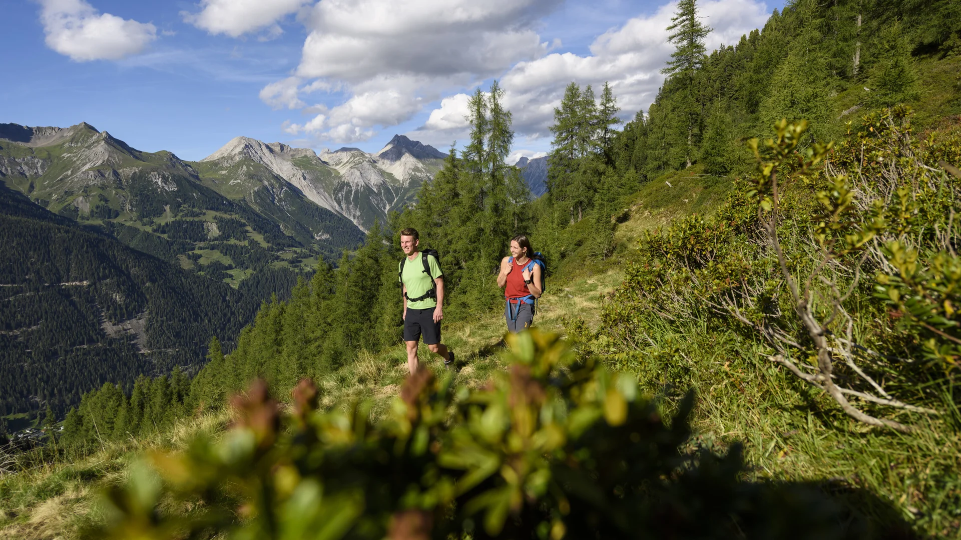 Zwei Wanderer auf einer Frühlingsbergtour | © DAV/Wolfgang Ehn