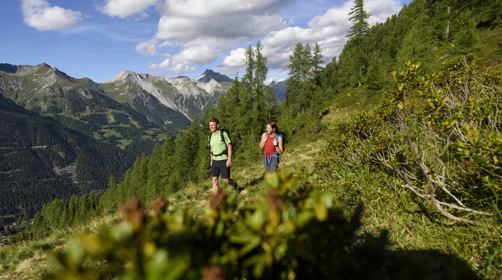 Zwei Wanderer auf einer Frühlingsbergtour | © DAV/Wolfgang Ehn