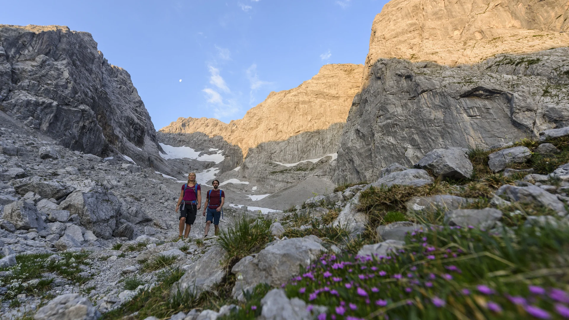 Zwei Wanderer wandern über ein Geröllfeld | © DAV/Wolfgang Ehn