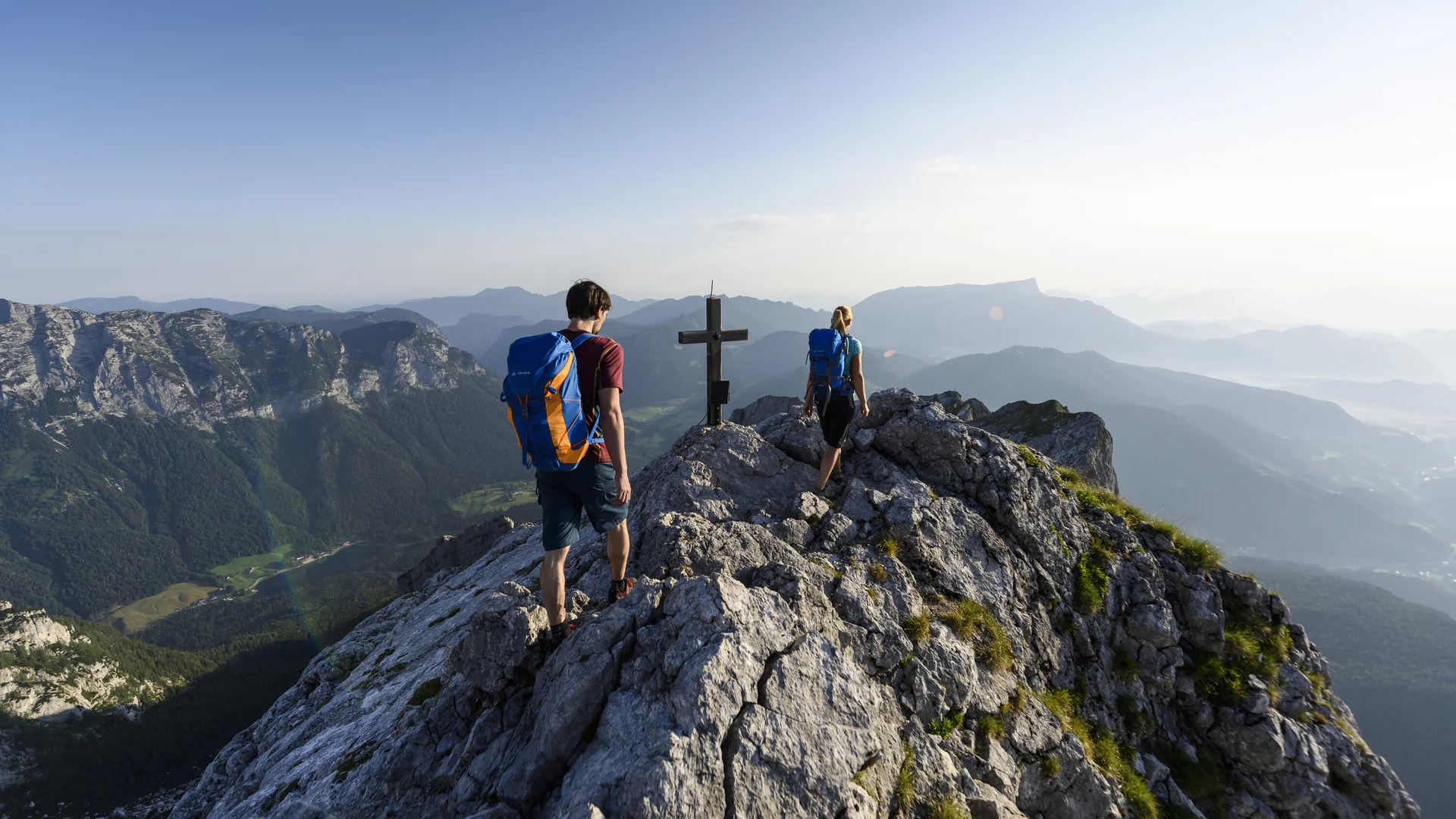 Auf dem Gipfel | © DAV/Wolfgang Ehn Auf dem Gipfel: Zwei Wanderer aus der Ferne auf eine Berggipfel | © DAV/Wolfgang Ehn