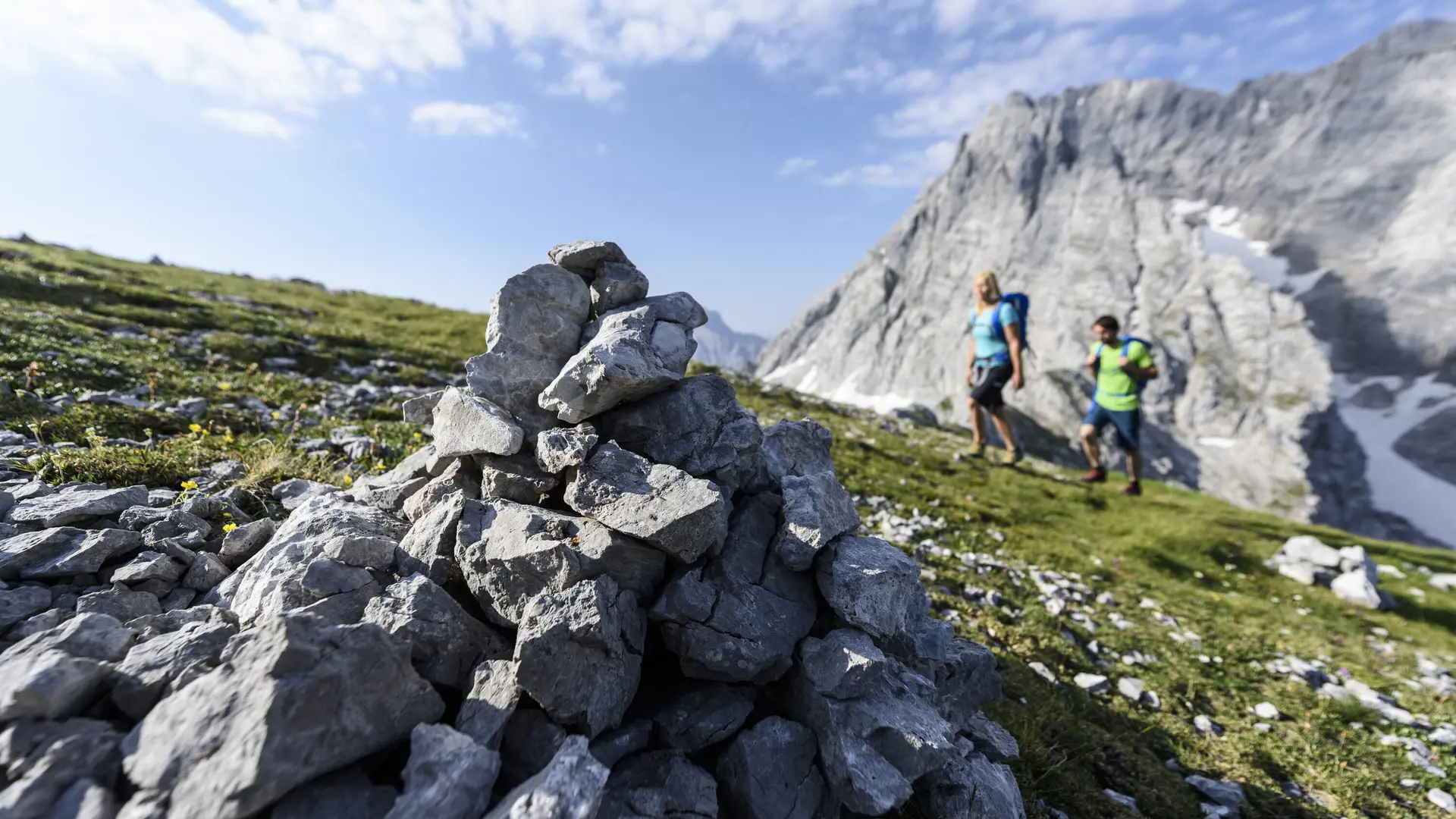 Beim Aufstieg: Wanderer in der Ferne, im Vordergrund eine Steinformation | © DAV/Wolfgang Ehn