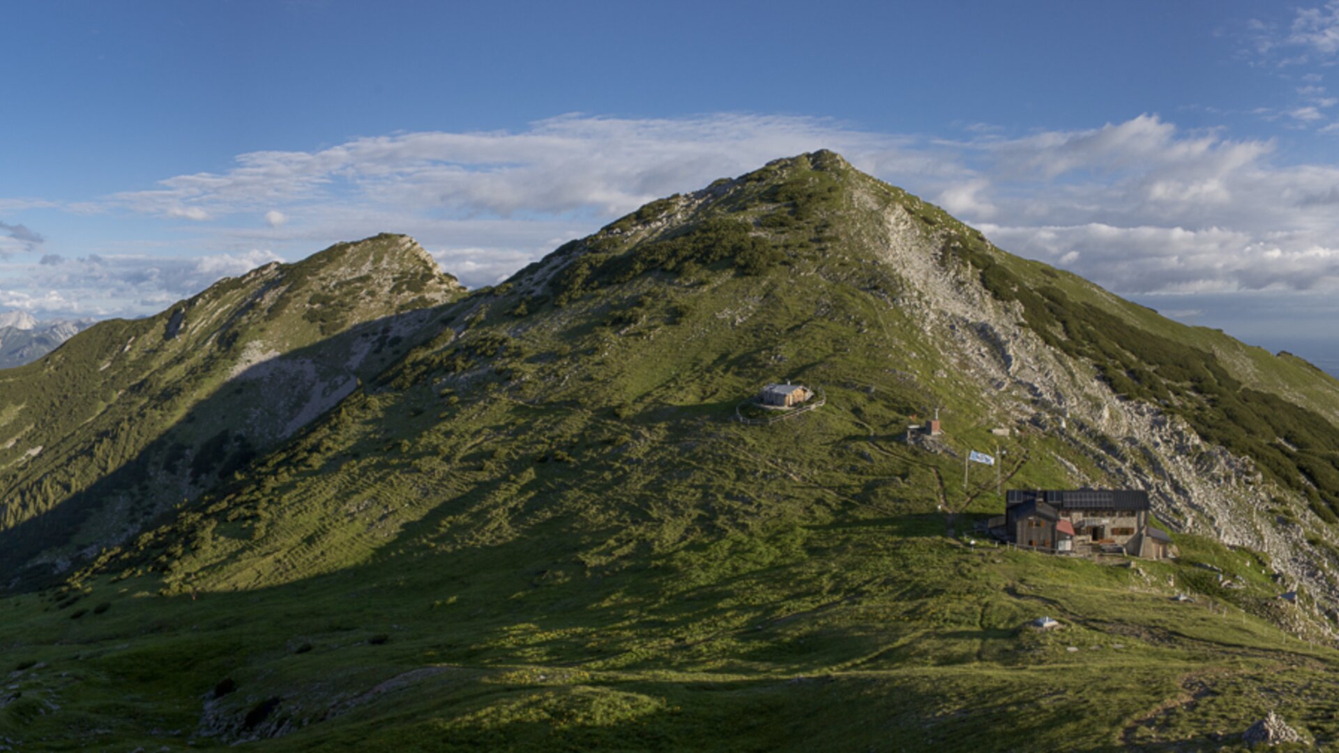 Weilheimer Hütte im Sommer | © DAV/Christian Weiermann Panoramaaufnahme: Weilheimer Hütte im Sommer | © DAV/Christian Weiermann
