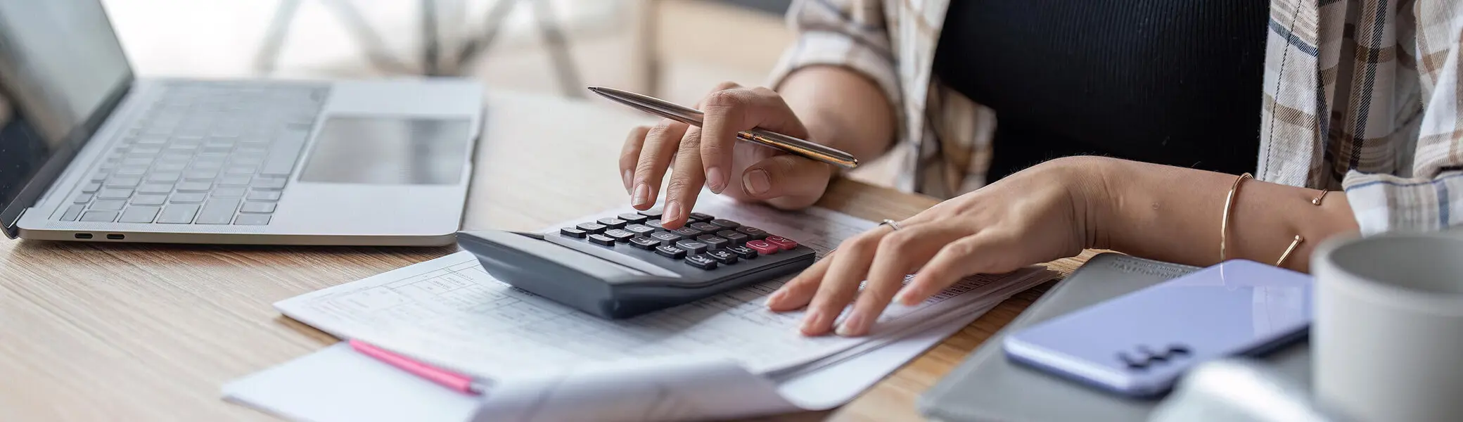 Arbeitsschfreibtisch mit Smartphone und Notizblock | © Adobe Stock / Nateee Meepian