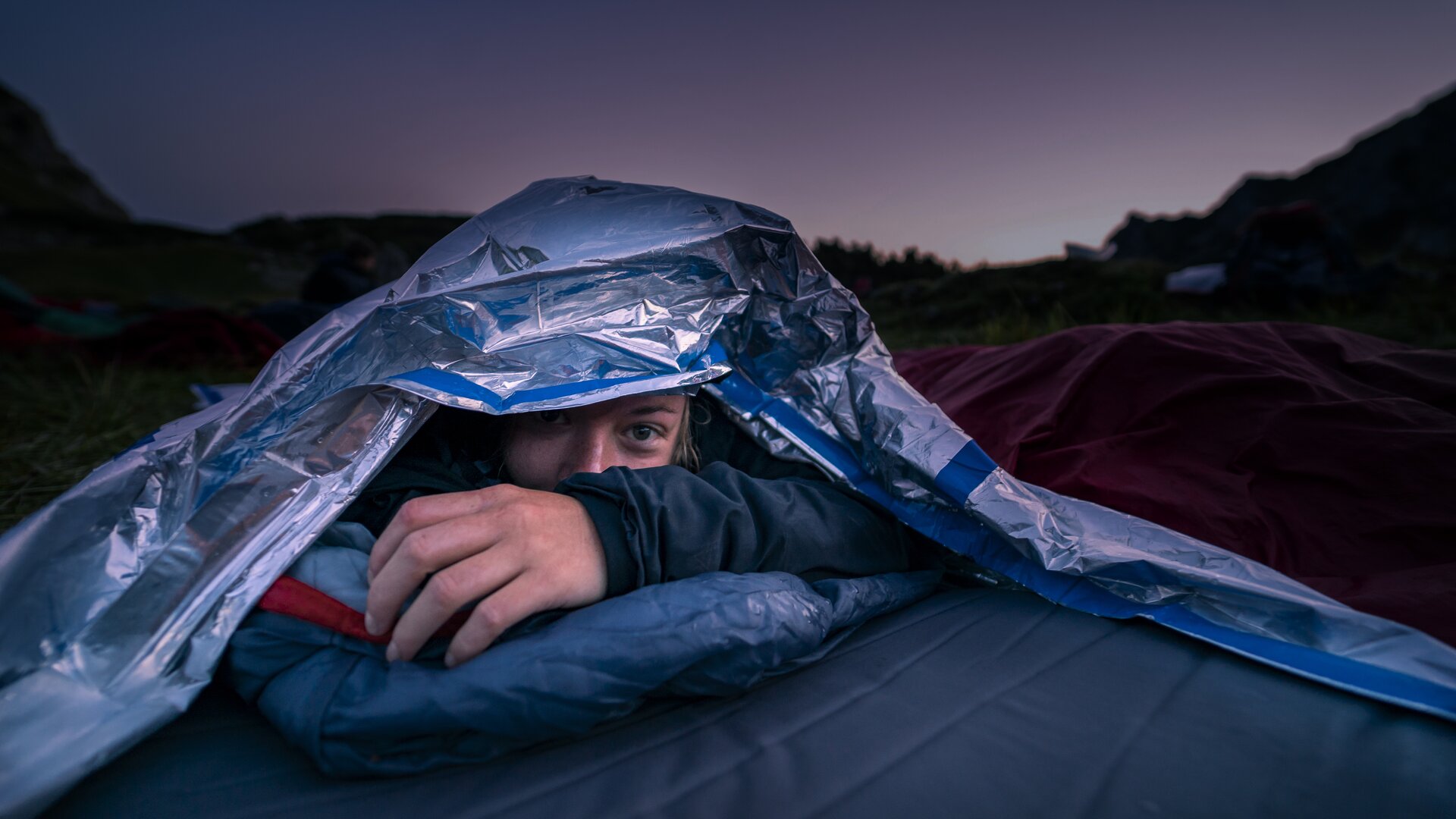 Raus ins echte Leben! | © Silvan Metz Ein Kind hat sich in einen Schlafsack gekuschelt | © Silvan Metz